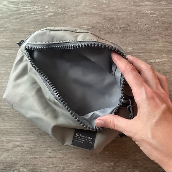 NWT Lululemon All Day Essentials Belt Bag 2.5L in Silver Drop/Asphalt Grey - Picture 8 of 13